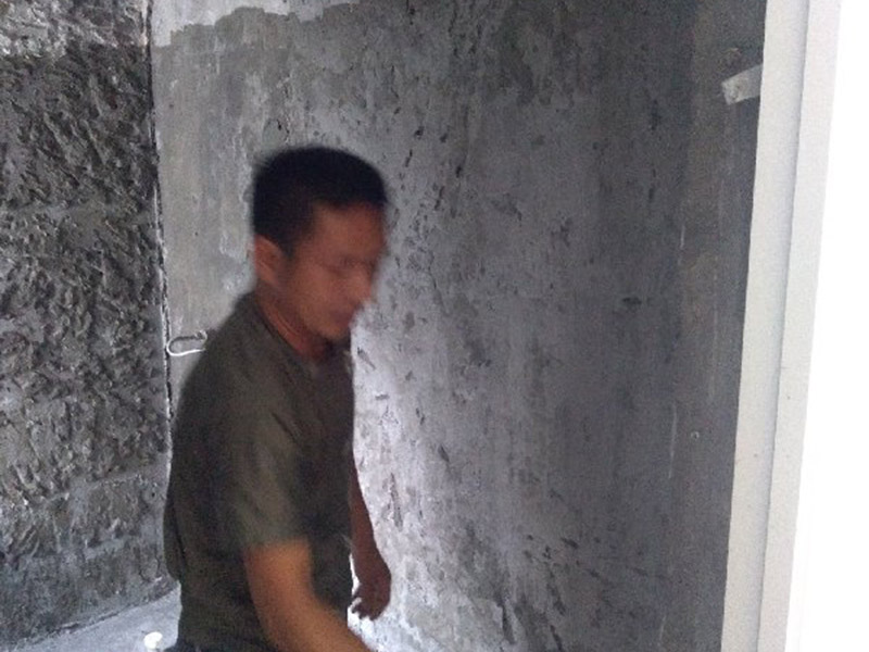 衛(wèi)生間裝修改造：由于衛(wèi)生間的用水量大，因此施工的第一步，我們需要對(duì)水電進(jìn)行布局和改造。衛(wèi)生間的水電改造包括浴霸采暖、水管的入墻處理等。我們?cè)谶M(jìn)行水電改造前，要先明確衛(wèi)生間里需要安裝的衛(wèi)浴設(shè)備及其安裝的位置，然后預(yù)留好相關(guān)的插座，以防后期需要添加電器，方便使用。水電改造必須按照嚴(yán)格的施工標(biāo)準(zhǔn)來(lái)操作，以免影響到衛(wèi)生間的正常使用。其次，我們要做好衛(wèi)生間的防水工程，一般來(lái)說(shuō)，它的地面防水是需要做兩遍，其防水層要高出地面大概250mm左右。然后我們?cè)谧龊帽Ｗo(hù)層，處理好地面防水之后，衛(wèi)生間的墻面也需要做好相應(yīng)的防水工程。需要注意的是衛(wèi)生間的墻面防水層最好做到頂，防水工程做好之后，一定不要忘了做24小時(shí)閉水試驗(yàn)。