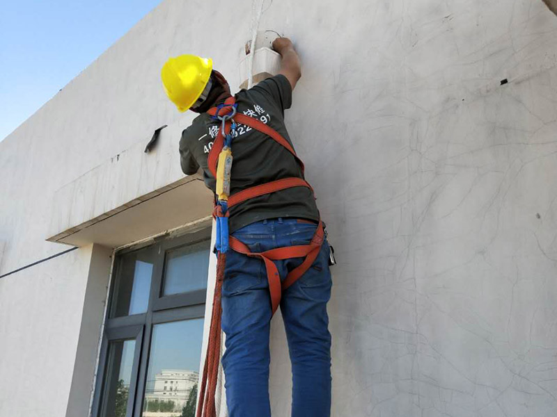 屋頂局部防水：1、清理基層，施工前要將基層表面的塵土和雜物清理干凈，然后用熱熔法改性瀝青卷材對防水層施工前在水落口、管根、陰陽角等細部先做好附加層。 2、鋪貼卷材，首先卷材的厚度要符合要求，將防水卷材裁剪成相應(yīng)的尺寸，用火焰噴槍加熱基層和卷材的交接處，趁卷材的材面剛剛?cè)刍瘯r將卷材向前滾鋪、粘貼。鋪貼平面與立面相連接的卷材應(yīng)由下向上進行。 3、熱熔封邊，用噴槍將卷材搭接處加熱，讓其粘結(jié)牢固，然后涂刷第一遍防水涂料。防水施工前要先保證地面干凈、干燥，防水涂料要滿涂，確保無遺漏，與基層結(jié)合要牢固，無裂紋和氣泡等，防水涂料厚度要達到產(chǎn)品規(guī)定的要求。 4、待第一遍防水涂料完全干透之后再進行第二遍防水涂刷，第一遍防水涂料沒有完全干透就進行第二遍防水施工的話會使防水效果大打折扣。 5、鋪保護層，防水工作做完后，在表面鋪上保護層，是為了防止之后的施工把防水層破壞，保護層鋪貼要完全覆蓋防水層，做到無遺漏，與基層結(jié)合牢固無氣泡和脫落現(xiàn)象發(fā)生。