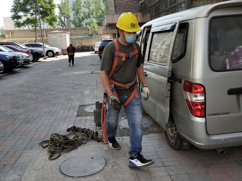 屋面鋪防水卷材：施工程序：bai驗收找平層&rarr;清理基層du&rarr;配制水泥粘合劑&rarr;做附加層&rarr;基zhi層施工&rarr;保護dao層&rarr;養(yǎng)護。 粘結(jié)前，先將屋面防水卷材預(yù)鋪開，找正，然后將屋面防水卷材兩端對折卷起，把配制好的水泥粘合劑倒入基層上，并用刮板均勻的刮開，再將屋面防水卷材向前推鋪，并及時用刮板排除遺留在屋面防水卷材內(nèi)部的空氣，刮出多余粘結(jié)劑。屋面防水卷材與找平層的粘結(jié)率&ge;85％。