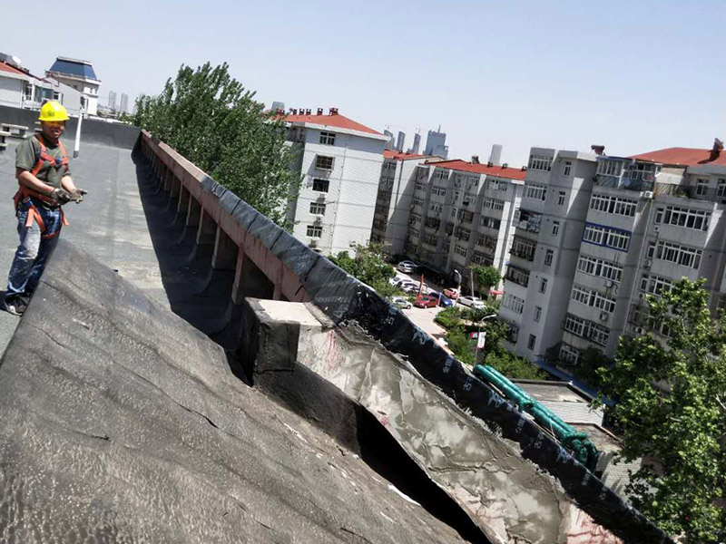 屋面鋪防水卷材：施工程序：bai驗收找平層&rarr;清理基層du&rarr;配制水泥粘合劑&rarr;做附加層&rarr;基zhi層施工&rarr;保護dao層&rarr;養(yǎng)護。 粘結(jié)前，先將屋面防水卷材預(yù)鋪開，找正，然后將屋面防水卷材兩端對折卷起，把配制好的水泥粘合劑倒入基層上，并用刮板均勻的刮開，再將屋面防水卷材向前推鋪，并及時用刮板排除遺留在屋面防水卷材內(nèi)部的空氣，刮出多余粘結(jié)劑。屋面防水卷材與找平層的粘結(jié)率&ge;85％。