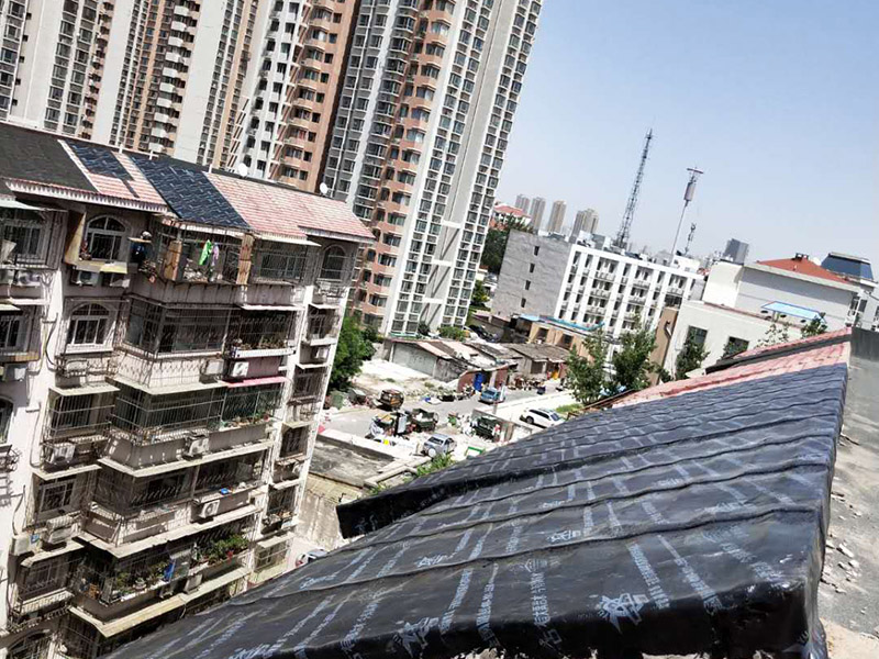 屋面鋪防水卷材：施工程序：bai驗收找平層&rarr;清理基層du&rarr;配制水泥粘合劑&rarr;做附加層&rarr;基zhi層施工&rarr;保護dao層&rarr;養(yǎng)護。 粘結(jié)前，先將屋面防水卷材預(yù)鋪開，找正，然后將屋面防水卷材兩端對折卷起，把配制好的水泥粘合劑倒入基層上，并用刮板均勻的刮開，再將屋面防水卷材向前推鋪，并及時用刮板排除遺留在屋面防水卷材內(nèi)部的空氣，刮出多余粘結(jié)劑。屋面防水卷材與找平層的粘結(jié)率&ge;85％。