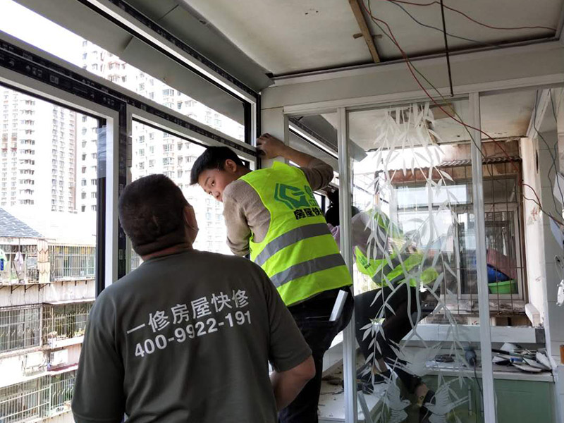 陽臺窗戶安裝：1、測尺寸，在使用鋁合bai金窗時，封陽臺前應準確du地測量陽臺封閉面的尺zhi寸，在施工現(xiàn)場外按尺寸加工dao制作窗戶框、玻璃，運抵施工現(xiàn)場。在安裝前，應檢驗窗戶尺寸與封陽臺的洞口尺寸是否一致。
2、固定支架，用固定片固定，窗戶安裝前應先清理陽臺洞口的基層，要求將窗戶緊靠墻體的基層材料清除，并在固定點打孔，預設膨脹螺栓或塑料脹銷，以便固定窗體。安裝窗戶時，應首先將窗戶穩(wěn)坐在洞口處，固定其位置，用螺絲加塑料脹銷固定。
3、檢查是否安正，窗框與窗戶洞口連接好后，應該檢查窗戶是否安裝正了。若窗戶安裝不正，使用一段時間后可能會出現(xiàn)窗戶越來越歪的情況。如果是常規(guī)的矩形窗戶，可以直接量窗戶的對角線(左下角和右上角、左上角和右下角)，兩根線長度需一致;如果是圓弧型窗戶，需要使用水平尺，尺上的氣泡在中間表明窗戶是正的;如果是傾斜的窗戶，則需要使用吊錘。
4、打發(fā)泡膠，窗戶調整完后，就需要打發(fā)泡膠，填充窗框與墻之間的縫隙。待發(fā)泡膠固化后(一般需要2-3小時，冬天需要的時間更長)，將多余的發(fā)泡膠切割掉。