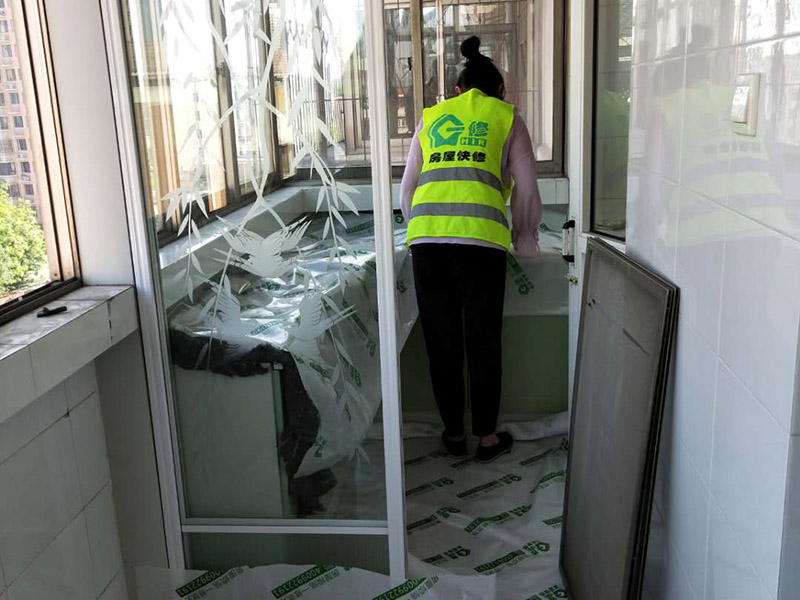 陽臺窗戶安裝：1、測尺寸，在使用鋁合bai金窗時，封陽臺前應準確du地測量陽臺封閉面的尺zhi寸，在施工現(xiàn)場外按尺寸加工dao制作窗戶框、玻璃，運抵施工現(xiàn)場。在安裝前，應檢驗窗戶尺寸與封陽臺的洞口尺寸是否一致。 2、固定支架，用固定片固定，窗戶安裝前應先清理陽臺洞口的基層，要求將窗戶緊靠墻體的基層材料清除，并在固定點打孔，預設膨脹螺栓或塑料脹銷，以便固定窗體。安裝窗戶時，應首先將窗戶穩(wěn)坐在洞口處，固定其位置，用螺絲加塑料脹銷固定。 3、檢查是否安正，窗框與窗戶洞口連接好后，應該檢查窗戶是否安裝正了。若窗戶安裝不正，使用一段時間后可能會出現(xiàn)窗戶越來越歪的情況。如果是常規(guī)的矩形窗戶，可以直接量窗戶的對角線(左下角和右上角、左上角和右下角)，兩根線長度需一致;如果是圓弧型窗戶，需要使用水平尺，尺上的氣泡在中間表明窗戶是正的;如果是傾斜的窗戶，則需要使用吊錘。 4、打發(fā)泡膠，窗戶調整完后，就需要打發(fā)泡膠，填充窗框與墻之間的縫隙。待發(fā)泡膠固化后(一般需要2-3小時，冬天需要的時間更長)，將多余的發(fā)泡膠切割掉。