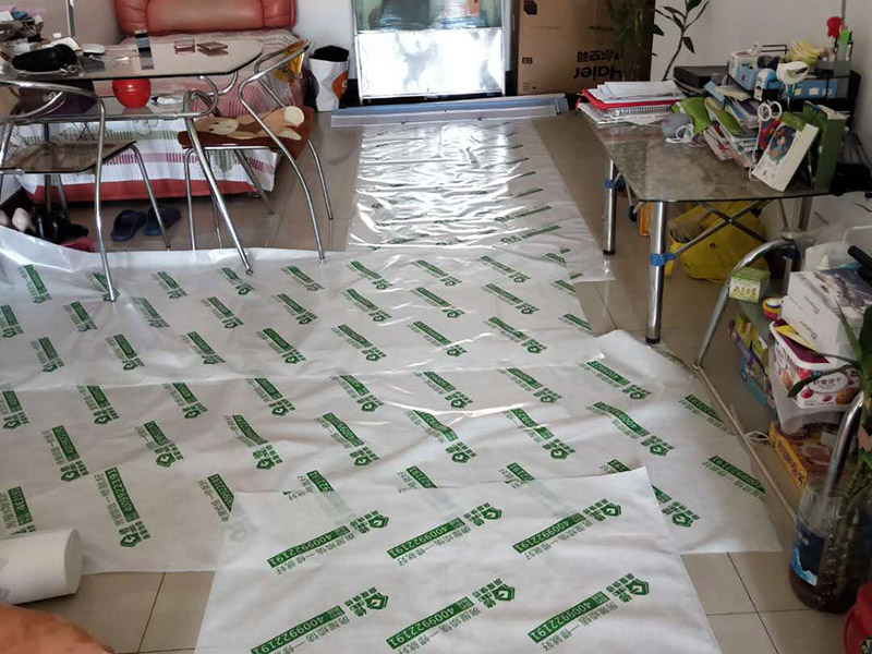 陽臺窗戶安裝：1、測尺寸，在使用鋁合bai金窗時，封陽臺前應準確du地測量陽臺封閉面的尺zhi寸，在施工現(xiàn)場外按尺寸加工dao制作窗戶框、玻璃，運抵施工現(xiàn)場。在安裝前，應檢驗窗戶尺寸與封陽臺的洞口尺寸是否一致。 2、固定支架，用固定片固定，窗戶安裝前應先清理陽臺洞口的基層，要求將窗戶緊靠墻體的基層材料清除，并在固定點打孔，預設膨脹螺栓或塑料脹銷，以便固定窗體。安裝窗戶時，應首先將窗戶穩(wěn)坐在洞口處，固定其位置，用螺絲加塑料脹銷固定。 3、檢查是否安正，窗框與窗戶洞口連接好后，應該檢查窗戶是否安裝正了。若窗戶安裝不正，使用一段時間后可能會出現(xiàn)窗戶越來越歪的情況。如果是常規(guī)的矩形窗戶，可以直接量窗戶的對角線(左下角和右上角、左上角和右下角)，兩根線長度需一致;如果是圓弧型窗戶，需要使用水平尺，尺上的氣泡在中間表明窗戶是正的;如果是傾斜的窗戶，則需要使用吊錘。 4、打發(fā)泡膠，窗戶調整完后，就需要打發(fā)泡膠，填充窗框與墻之間的縫隙。待發(fā)泡膠固化后(一般需要2-3小時，冬天需要的時間更長)，將多余的發(fā)泡膠切割掉。