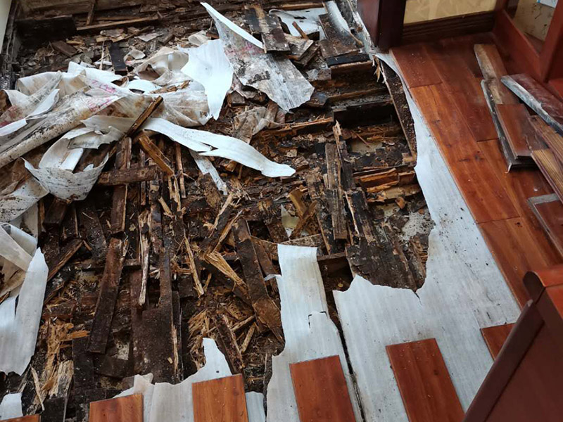 舊地板拆除現場：1：復合木地板拆除工藝比較簡單，清除房間的家具后，使用平口螺絲刀將踢腳線撬開，再沿著踢腳線邊緣將墻角的地板撬開并拆除，這塊地板可能會破損，但是其他地板就可以完整拆除了，帶有鎖扣結構的復合木地板要順應地板的長邊抽出，這樣會比較輕松。拆除后的復合木地板沒有保留價值，一般都要清運出場最后將鋪至地板下防潮氈揭開，底層可能會有潮濕，這時要開窗通風，待地面完全工燥后再鋪設新地板。 2：實木地板的拆除工藝比較復雜，拆除踢腳線后仍從墻角邊緣開始，使用起釘錘將木地板撬起抽出，由于實木地板安裝在木龍骨上，撬起時會有一定的彈性，施工難度較大，但是不能使用切割機，因為切割機容易破壞地面和固定木龍骨的膨脹螺栓而產生火花。實木地板拆除時盡量保持地板的完整性。