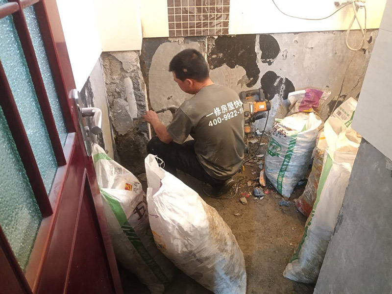 衛(wèi)生間改造裝修：既然是改造，肯定是對衛(wèi)生間的格局或是衛(wèi)浴設施、地磚、墻磚等地方不滿意，但在改造之前你需要將這些不滿意的地方進行拆除，且拆除之后的垃圾也要及時清理，避免阻礙施工進程。將不需要或是不滿意的地方進行拆除后，留下的成品需要進行施工保護，防止磕碰到，還可防止被上面的重物或是棱角碰壞。水電改造可謂是改造衛(wèi)生間的重點，衛(wèi)生間原有的水電路管線往往有許多不合理的布局，所以在改造過程中要對原有的水電路進行徹查，看是否存在銹蝕、老化等情況，若有，則需要更換新的電路、水路，如果線路良好，且沒有多大的問題，則只需要添加刪減線路就可以了。同時在改造的時候最好能做到以后維修和保養(yǎng)都比較方便，然后將其做好隱蔽處理。做好防水處理也是衛(wèi)生間改造的重要一步。因為衛(wèi)生間的水、水蒸氣極其常見，防水做不好極易導致墻面潮濕、發(fā)霉，電路出現(xiàn)問題等的情況。衛(wèi)生間墻面上要做大約30厘米的防水涂料，以防積水浸透墻面，且要保證涂刷厚度均勻，還需要處理好地面和墻面交界處的各類管件的涂刷。