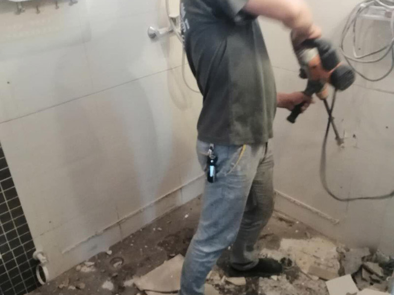 衛(wèi)生間改造裝修：既然是改造，肯定是對衛(wèi)生間的格局或是衛(wèi)浴設施、地磚、墻磚等地方不滿意，但在改造之前你需要將這些不滿意的地方進行拆除，且拆除之后的垃圾也要及時清理，避免阻礙施工進程。將不需要或是不滿意的地方進行拆除后，留下的成品需要進行施工保護，防止磕碰到，還可防止被上面的重物或是棱角碰壞。水電改造可謂是改造衛(wèi)生間的重點，衛(wèi)生間原有的水電路管線往往有許多不合理的布局，所以在改造過程中要對原有的水電路進行徹查，看是否存在銹蝕、老化等情況，若有，則需要更換新的電路、水路，如果線路良好，且沒有多大的問題，則只需要添加刪減線路就可以了。同時在改造的時候最好能做到以后維修和保養(yǎng)都比較方便，然后將其做好隱蔽處理。做好防水處理也是衛(wèi)生間改造的重要一步。因為衛(wèi)生間的水、水蒸氣極其常見，防水做不好極易導致墻面潮濕、發(fā)霉，電路出現(xiàn)問題等的情況。衛(wèi)生間墻面上要做大約30厘米的防水涂料，以防積水浸透墻面，且要保證涂刷厚度均勻，還需要處理好地面和墻面交界處的各類管件的涂刷。