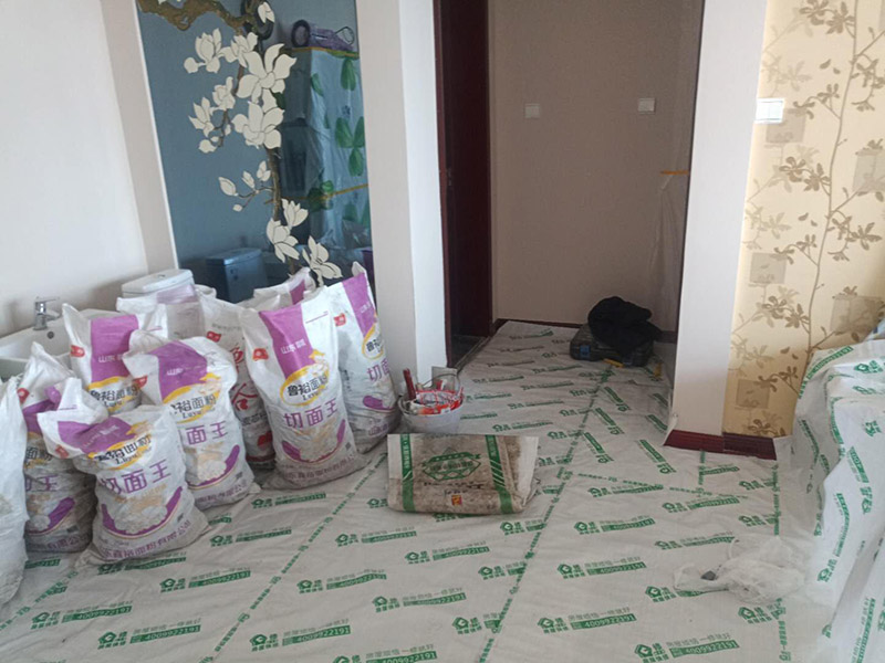 衛(wèi)生間改造裝修：既然是改造，肯定是對衛(wèi)生間的格局或是衛(wèi)浴設施、地磚、墻磚等地方不滿意，但在改造之前你需要將這些不滿意的地方進行拆除，且拆除之后的垃圾也要及時清理，避免阻礙施工進程。將不需要或是不滿意的地方進行拆除后，留下的成品需要進行施工保護，防止磕碰到，還可防止被上面的重物或是棱角碰壞。水電改造可謂是改造衛(wèi)生間的重點，衛(wèi)生間原有的水電路管線往往有許多不合理的布局，所以在改造過程中要對原有的水電路進行徹查，看是否存在銹蝕、老化等情況，若有，則需要更換新的電路、水路，如果線路良好，且沒有多大的問題，則只需要添加刪減線路就可以了。同時在改造的時候最好能做到以后維修和保養(yǎng)都比較方便，然后將其做好隱蔽處理。做好防水處理也是衛(wèi)生間改造的重要一步。因為衛(wèi)生間的水、水蒸氣極其常見，防水做不好極易導致墻面潮濕、發(fā)霉，電路出現(xiàn)問題等的情況。衛(wèi)生間墻面上要做大約30厘米的防水涂料，以防積水浸透墻面，且要保證涂刷厚度均勻，還需要處理好地面和墻面交界處的各類管件的涂刷。