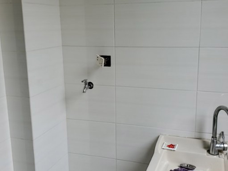 墻內(nèi)水管維修：首先，我們發(fā)現(xiàn)漏水，應(yīng)第一時(shí)間關(guān)掉自家的供水閥門(mén)，讓漏水帶來(lái)的影響盡可能的縮小。 然后我們需要找到水管漏水的地方，最常使用的方法是水管打壓法。此方法需要將冷熱水管用軟管連接在一起使冷熱水形成一個(gè)圈，總閥門(mén)關(guān)閉，所有出水口只留一個(gè)口接上試壓器，其余關(guān)閉，這時(shí)試壓器的指針讀數(shù)為0。 搖動(dòng)測(cè)壓桿至指針讀數(shù)到0.9-1.0之間，此時(shí)的水壓應(yīng)為正常水壓的3-6倍。然后需要等待一定時(shí)間，不同管材需要的時(shí)間不一樣，但最少也需要半個(gè)小時(shí)。此時(shí)查看壓力值，如果降幅不超過(guò)0.5個(gè)壓，就沒(méi)有漏水。如果有漏點(diǎn)，壓力就會(huì)下降較多。 找到了漏水點(diǎn)，我們就要對(duì)漏水的管道進(jìn)行維修或更換。首先要鑿開(kāi)對(duì)應(yīng)墻面，此過(guò)程中要注意對(duì)地板家居的保護(hù)。然后清理干凈管道上的殘?jiān)?，進(jìn)行換新，連接好后要用防水膠對(duì)管道進(jìn)行防水處理。