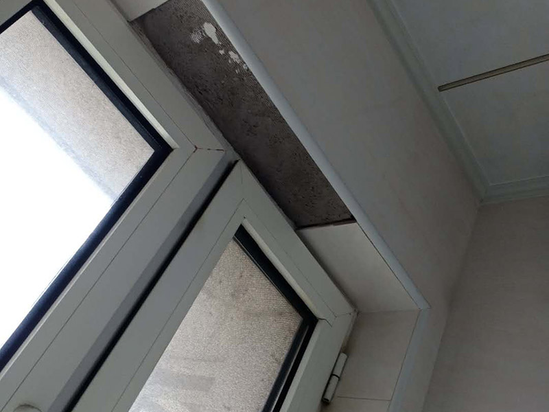 瓷磚局部修補(bǔ)：墻地面的瓷磚出現(xiàn)少量的局部空鼓，如在不影響櫥柜、鏡柜、花灑和熱水器等家具家電安裝穩(wěn)固的情況下，可以不予處理，但若是對(duì)安裝和日常生活造成影響，建議把這局部的瓷磚敲掉重新鋪貼。 建議拆下來(lái)重新鋪貼，此時(shí)鋪貼使用的粘合劑尤為重要，若瓷磚面積較小，可以用益膠泥，它比水泥粘著性更強(qiáng);單塊瓷磚粘貼在平坦平面上，可以使用瓷磚膠/瓷磚粘貼劑，若是小面積范圍的多片瓷磚，建議使用益膠泥比使用水泥更為恰當(dāng)。 若沙漿連同瓷磚一起掉落，要先在原基礎(chǔ)面上輕輕鑿些毛坑后，再拌有107膠的沙漿重新鑲貼，在基礎(chǔ)面上刷一層后將脫落的瓷磚壓上去，直至沙漿硬化。需要注意的是，若瓷磚僅是局部脫落，千萬(wàn)不可用力敲打基礎(chǔ)面上的沙漿，以防震松周圍原本牢固的瓷磚。