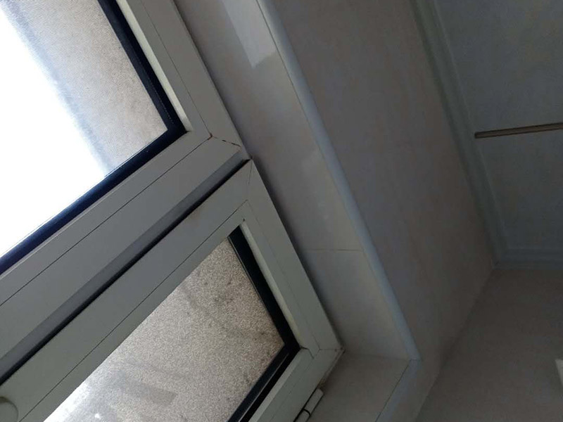 瓷磚局部修補(bǔ)：墻地面的瓷磚出現(xiàn)少量的局部空鼓，如在不影響櫥柜、鏡柜、花灑和熱水器等家具家電安裝穩(wěn)固的情況下，可以不予處理，但若是對(duì)安裝和日常生活造成影響，建議把這局部的瓷磚敲掉重新鋪貼。 建議拆下來(lái)重新鋪貼，此時(shí)鋪貼使用的粘合劑尤為重要，若瓷磚面積較小，可以用益膠泥，它比水泥粘著性更強(qiáng);單塊瓷磚粘貼在平坦平面上，可以使用瓷磚膠/瓷磚粘貼劑，若是小面積范圍的多片瓷磚，建議使用益膠泥比使用水泥更為恰當(dāng)。 若沙漿連同瓷磚一起掉落，要先在原基礎(chǔ)面上輕輕鑿些毛坑后，再拌有107膠的沙漿重新鑲貼，在基礎(chǔ)面上刷一層后將脫落的瓷磚壓上去，直至沙漿硬化。需要注意的是，若瓷磚僅是局部脫落，千萬(wàn)不可用力敲打基礎(chǔ)面上的沙漿，以防震松周圍原本牢固的瓷磚。