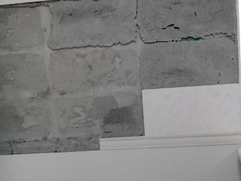 瓷磚局部修補(bǔ)：墻地面的瓷磚出現(xiàn)少量的局部空鼓，如在不影響櫥柜、鏡柜、花灑和熱水器等家具家電安裝穩(wěn)固的情況下，可以不予處理，但若是對(duì)安裝和日常生活造成影響，建議把這局部的瓷磚敲掉重新鋪貼。 建議拆下來(lái)重新鋪貼，此時(shí)鋪貼使用的粘合劑尤為重要，若瓷磚面積較小，可以用益膠泥，它比水泥粘著性更強(qiáng);單塊瓷磚粘貼在平坦平面上，可以使用瓷磚膠/瓷磚粘貼劑，若是小面積范圍的多片瓷磚，建議使用益膠泥比使用水泥更為恰當(dāng)。 若沙漿連同瓷磚一起掉落，要先在原基礎(chǔ)面上輕輕鑿些毛坑后，再拌有107膠的沙漿重新鑲貼，在基礎(chǔ)面上刷一層后將脫落的瓷磚壓上去，直至沙漿硬化。需要注意的是，若瓷磚僅是局部脫落，千萬(wàn)不可用力敲打基礎(chǔ)面上的沙漿，以防震松周圍原本牢固的瓷磚。