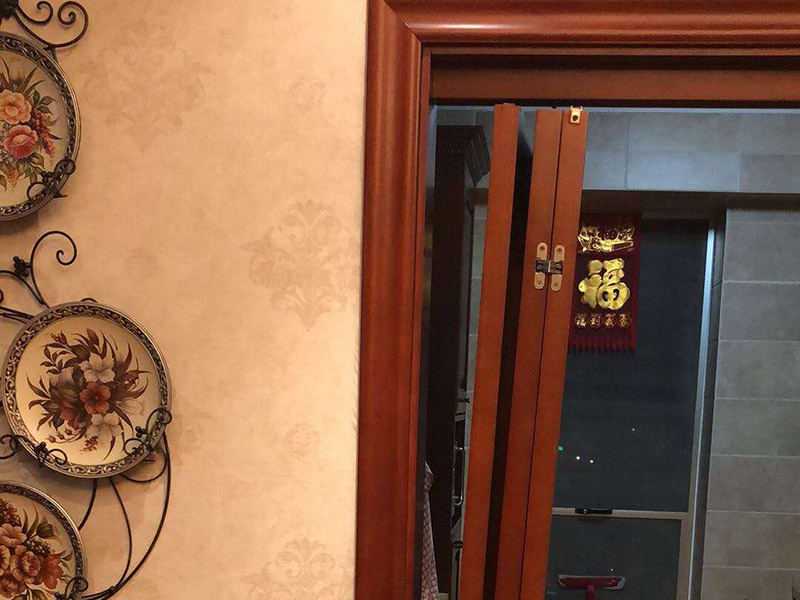 合頁推拉門維修：1、取一個(gè)邊框和下封，用固定螺絲固定 2、把固定好的邊框放置地上，然后把移門板排列在邊框上面 3、取另外一根邊框卡入排列好的移門板上，用螺絲固定下封和邊框 4、卡入上封，用螺絲固定，同時(shí)固定好上滑 5、上下螺絲都固定好后，用牽引螺絲把下滑固定在下封內(nèi)，完成安裝 6、注意：安裝下滑的時(shí)候，滑彈片是往里的。