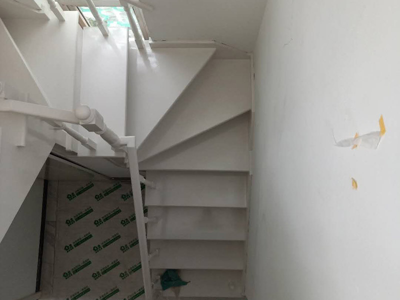 樓梯改色維修：木樓梯刷漆流程也是比較簡(jiǎn)單的,我覺(jué)得還是很不錯(cuò)的,先用砂布打磨一遍,然后清除灰塵、刷底漆、打磨、刷面漆。每刷一遍漆以后,都要用砂布打磨,最后的一遍油漆不要打磨的。