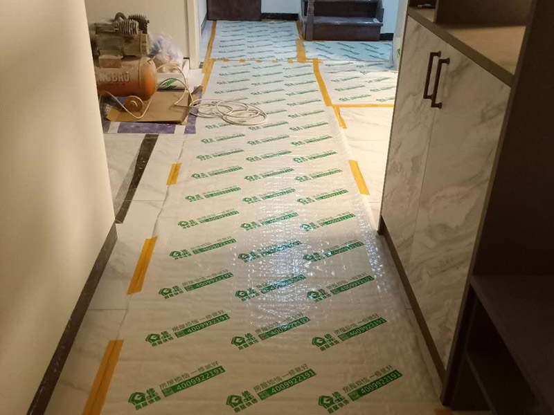 樓梯改色維修：木樓梯刷漆流程也是比較簡(jiǎn)單的,我覺(jué)得還是很不錯(cuò)的,先用砂布打磨一遍,然后清除灰塵、刷底漆、打磨、刷面漆。每刷一遍漆以后,都要用砂布打磨,最后的一遍油漆不要打磨的。 清水的(也就是能看見(jiàn)木紋的)就比較難辦了,要重新打磨掉再重做油漆的. 如果是渾水的,那可能好辦些,在上面再做一次顏色較淺的就行了. 因?yàn)橛推釓臏\色改深色要容易些,從深色改淺色要麻煩得多.