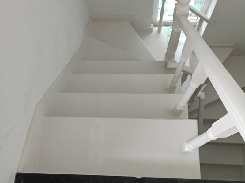 樓梯改色維修：木樓梯刷漆流程也是比較簡(jiǎn)單的,我覺(jué)得還是很不錯(cuò)的,先用砂布打磨一遍,然后清除灰塵、刷底漆、打磨、刷面漆。每刷一遍漆以后,都要用砂布打磨,最后的一遍油漆不要打磨的。 清水的(也就是能看見(jiàn)木紋的)就比較難辦了,要重新打磨掉再重做油漆的. 如果是渾水的,那可能好辦些,在上面再做一次顏色較淺的就行了. 因?yàn)橛推釓臏\色改深色要容易些,從深色改淺色要麻煩得多.