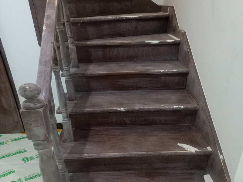 樓梯改色維修：木樓梯刷漆流程也是比較簡(jiǎn)單的,我覺(jué)得還是很不錯(cuò)的,先用砂布打磨一遍,然后清除灰塵、刷底漆、打磨、刷面漆。每刷一遍漆以后,都要用砂布打磨,最后的一遍油漆不要打磨的。 清水的(也就是能看見(jiàn)木紋的)就比較難辦了,要重新打磨掉再重做油漆的. 如果是渾水的,那可能好辦些,在上面再做一次顏色較淺的就行了. 因?yàn)橛推釓臏\色改深色要容易些,從深色改淺色要麻煩得多.