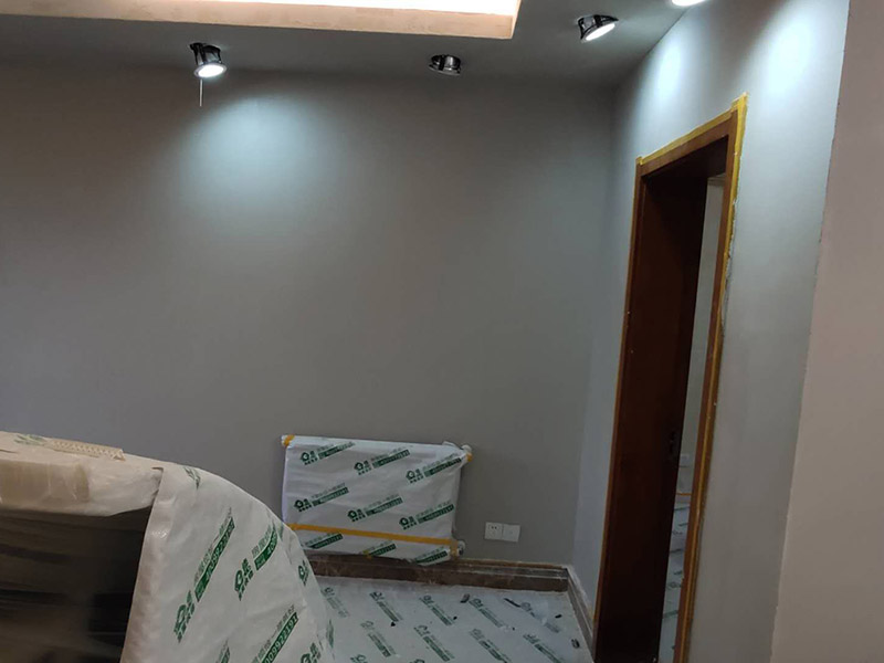 墻面翻新裝修：首先在做翻新的時候一定要把之前的墻面給處理干凈，粉化嚴(yán)重的一定要鏟除干凈。由于之前的墻面有刷過油漆和乳膠漆，所在做完鏟除后一定要做打磨處理，將原來墻體上的結(jié)實的表皮及浮沉全部清理掉，如果說墻體出現(xiàn)小部分的凹陷以及裂縫的話可以用膩子稍微填補一下。 清理干凈的墻面一定要刷一道底漆，墻面底漆的主要作用就是抗堿防潮、封固基材、保護面漆、提高面漆的質(zhì)量以及遮蓋力。尤其是對老房子進行翻新的時候底漆是特別的重要，如果說是直接的上面漆的話墻面就很容易起泡發(fā)霉，時間不久后就會再一次出現(xiàn)脫落現(xiàn)象，不能重蹈覆轍。在修補的過程中要是沒有做到全面，并且上漆過程已經(jīng)做了的話那就會顯得相當(dāng)?shù)穆闊?，上漆工程完成后的話再對沒有修補到的地方進行修補的話就會很難達到預(yù)想效果。 在上面漆之前要裝油漆按照漆桶的說明配比及涂刷，要準(zhǔn)備足夠的量，保證顏色的相同，不要因為量少缺量后來進行后補，這樣很容易發(fā)生色差的問題。刷面漆時要選擇質(zhì)量好的刷漆滾筒，這樣刷出來的質(zhì)地才會更加的均勻好看。刷完漆之后要注意通風(fēng)問題，因為稀釋劑中的二甲苯成分會與乳膠漆中的成分發(fā)生化學(xué)反應(yīng)導(dǎo)致墻面泛黃。