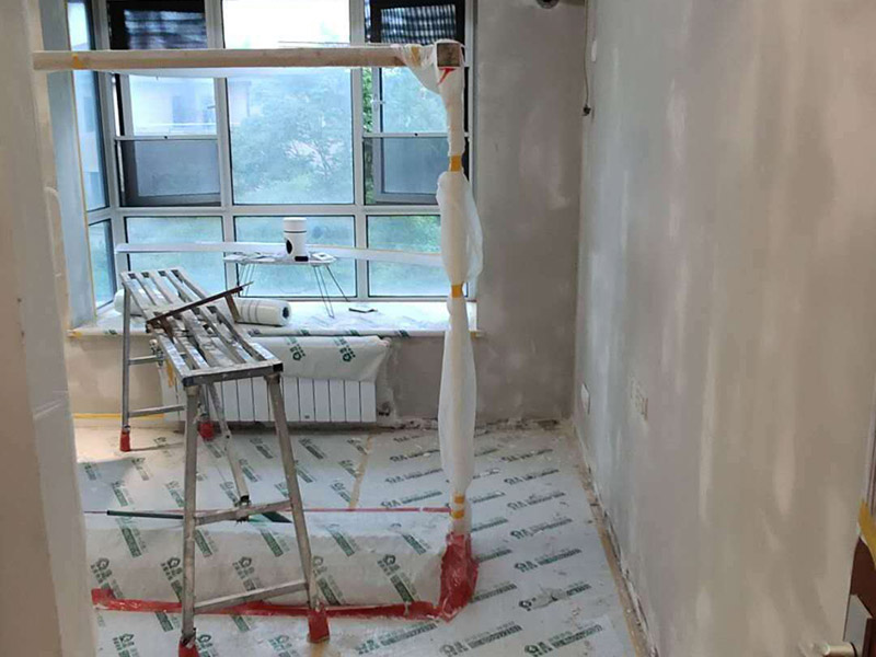 墻面翻新裝修：首先在做翻新的時候一定要把之前的墻面給處理干凈，粉化嚴(yán)重的一定要鏟除干凈。由于之前的墻面有刷過油漆和乳膠漆，所在做完鏟除后一定要做打磨處理，將原來墻體上的結(jié)實的表皮及浮沉全部清理掉，如果說墻體出現(xiàn)小部分的凹陷以及裂縫的話可以用膩子稍微填補一下。 清理干凈的墻面一定要刷一道底漆，墻面底漆的主要作用就是抗堿防潮、封固基材、保護面漆、提高面漆的質(zhì)量以及遮蓋力。尤其是對老房子進行翻新的時候底漆是特別的重要，如果說是直接的上面漆的話墻面就很容易起泡發(fā)霉，時間不久后就會再一次出現(xiàn)脫落現(xiàn)象，不能重蹈覆轍。在修補的過程中要是沒有做到全面，并且上漆過程已經(jīng)做了的話那就會顯得相當(dāng)?shù)穆闊?，上漆工程完成后的話再對沒有修補到的地方進行修補的話就會很難達到預(yù)想效果。 在上面漆之前要裝油漆按照漆桶的說明配比及涂刷，要準(zhǔn)備足夠的量，保證顏色的相同，不要因為量少缺量后來進行后補，這樣很容易發(fā)生色差的問題。刷面漆時要選擇質(zhì)量好的刷漆滾筒，這樣刷出來的質(zhì)地才會更加的均勻好看。刷完漆之后要注意通風(fēng)問題，因為稀釋劑中的二甲苯成分會與乳膠漆中的成分發(fā)生化學(xué)反應(yīng)導(dǎo)致墻面泛黃。