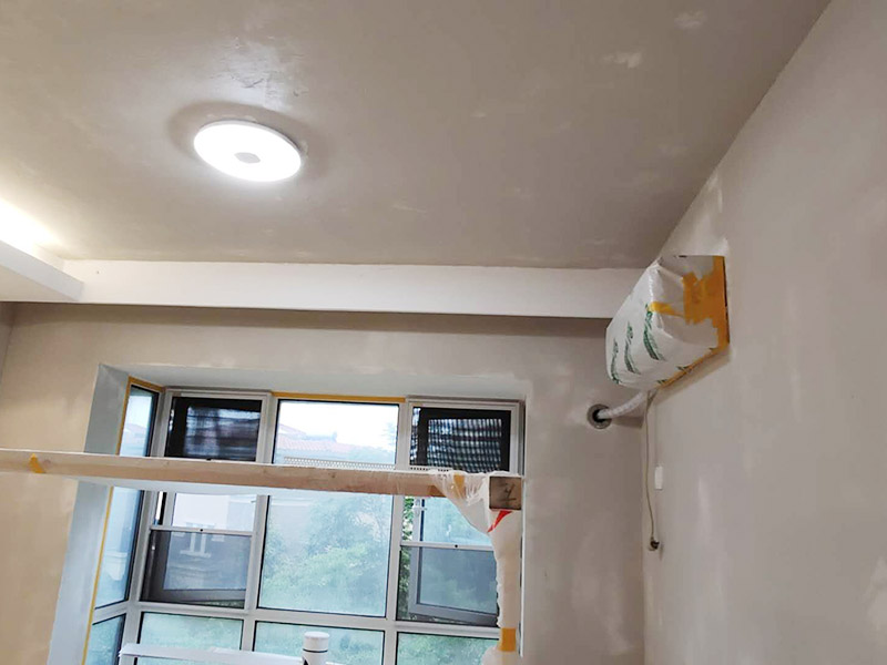 墻面翻新裝修：首先在做翻新的時候一定要把之前的墻面給處理干凈，粉化嚴(yán)重的一定要鏟除干凈。由于之前的墻面有刷過油漆和乳膠漆，所在做完鏟除后一定要做打磨處理，將原來墻體上的結(jié)實的表皮及浮沉全部清理掉，如果說墻體出現(xiàn)小部分的凹陷以及裂縫的話可以用膩子稍微填補一下。 清理干凈的墻面一定要刷一道底漆，墻面底漆的主要作用就是抗堿防潮、封固基材、保護面漆、提高面漆的質(zhì)量以及遮蓋力。尤其是對老房子進行翻新的時候底漆是特別的重要，如果說是直接的上面漆的話墻面就很容易起泡發(fā)霉，時間不久后就會再一次出現(xiàn)脫落現(xiàn)象，不能重蹈覆轍。在修補的過程中要是沒有做到全面，并且上漆過程已經(jīng)做了的話那就會顯得相當(dāng)?shù)穆闊?，上漆工程完成后的話再對沒有修補到的地方進行修補的話就會很難達到預(yù)想效果。 在上面漆之前要裝油漆按照漆桶的說明配比及涂刷，要準(zhǔn)備足夠的量，保證顏色的相同，不要因為量少缺量后來進行后補，這樣很容易發(fā)生色差的問題。刷面漆時要選擇質(zhì)量好的刷漆滾筒，這樣刷出來的質(zhì)地才會更加的均勻好看。刷完漆之后要注意通風(fēng)問題，因為稀釋劑中的二甲苯成分會與乳膠漆中的成分發(fā)生化學(xué)反應(yīng)導(dǎo)致墻面泛黃。