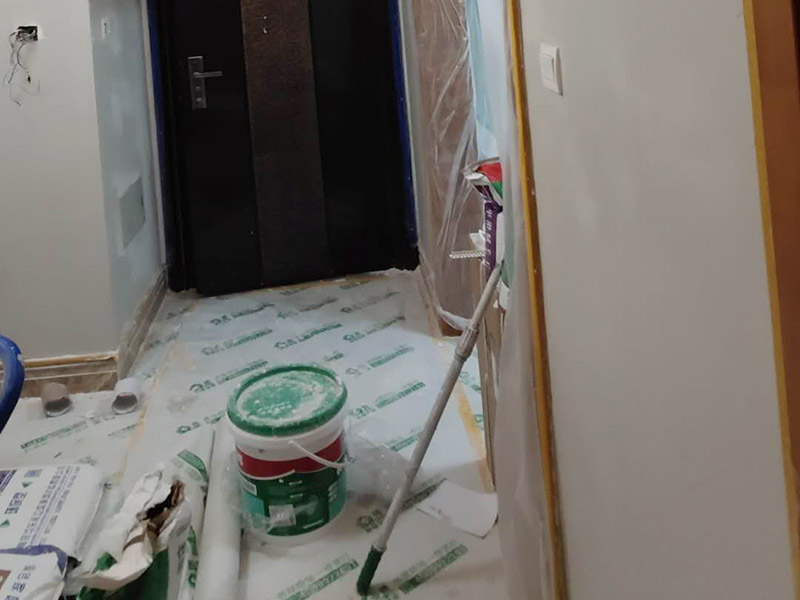 墻面翻新裝修：首先在做翻新的時候一定要把之前的墻面給處理干凈，粉化嚴(yán)重的一定要鏟除干凈。由于之前的墻面有刷過油漆和乳膠漆，所在做完鏟除后一定要做打磨處理，將原來墻體上的結(jié)實的表皮及浮沉全部清理掉，如果說墻體出現(xiàn)小部分的凹陷以及裂縫的話可以用膩子稍微填補一下。 清理干凈的墻面一定要刷一道底漆，墻面底漆的主要作用就是抗堿防潮、封固基材、保護面漆、提高面漆的質(zhì)量以及遮蓋力。尤其是對老房子進行翻新的時候底漆是特別的重要，如果說是直接的上面漆的話墻面就很容易起泡發(fā)霉，時間不久后就會再一次出現(xiàn)脫落現(xiàn)象，不能重蹈覆轍。在修補的過程中要是沒有做到全面，并且上漆過程已經(jīng)做了的話那就會顯得相當(dāng)?shù)穆闊掀峁こ掏瓿珊蟮脑捲賹]有修補到的地方進行修補的話就會很難達到預(yù)想效果。 在上面漆之前要裝油漆按照漆桶的說明配比及涂刷，要準(zhǔn)備足夠的量，保證顏色的相同，不要因為量少缺量后來進行后補，這樣很容易發(fā)生色差的問題。刷面漆時要選擇質(zhì)量好的刷漆滾筒，這樣刷出來的質(zhì)地才會更加的均勻好看。刷完漆之后要注意通風(fēng)問題，因為稀釋劑中的二甲苯成分會與乳膠漆中的成分發(fā)生化學(xué)反應(yīng)導(dǎo)致墻面泛黃。