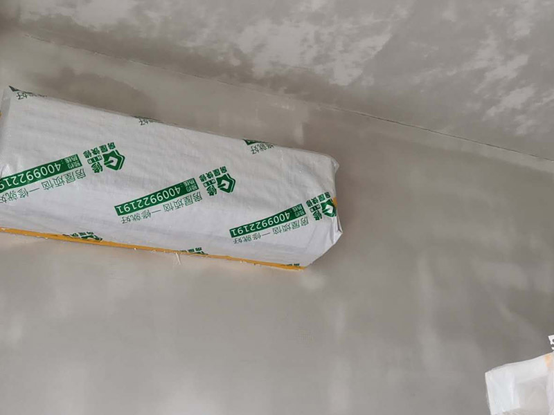 墻面翻新裝修：首先在做翻新的時候一定要把之前的墻面給處理干凈，粉化嚴(yán)重的一定要鏟除干凈。由于之前的墻面有刷過油漆和乳膠漆，所在做完鏟除后一定要做打磨處理，將原來墻體上的結(jié)實的表皮及浮沉全部清理掉，如果說墻體出現(xiàn)小部分的凹陷以及裂縫的話可以用膩子稍微填補一下。 清理干凈的墻面一定要刷一道底漆，墻面底漆的主要作用就是抗堿防潮、封固基材、保護面漆、提高面漆的質(zhì)量以及遮蓋力。尤其是對老房子進行翻新的時候底漆是特別的重要，如果說是直接的上面漆的話墻面就很容易起泡發(fā)霉，時間不久后就會再一次出現(xiàn)脫落現(xiàn)象，不能重蹈覆轍。在修補的過程中要是沒有做到全面，并且上漆過程已經(jīng)做了的話那就會顯得相當(dāng)?shù)穆闊?，上漆工程完成后的話再對沒有修補到的地方進行修補的話就會很難達到預(yù)想效果。 在上面漆之前要裝油漆按照漆桶的說明配比及涂刷，要準(zhǔn)備足夠的量，保證顏色的相同，不要因為量少缺量后來進行后補，這樣很容易發(fā)生色差的問題。刷面漆時要選擇質(zhì)量好的刷漆滾筒，這樣刷出來的質(zhì)地才會更加的均勻好看。刷完漆之后要注意通風(fēng)問題，因為稀釋劑中的二甲苯成分會與乳膠漆中的成分發(fā)生化學(xué)反應(yīng)導(dǎo)致墻面泛黃。