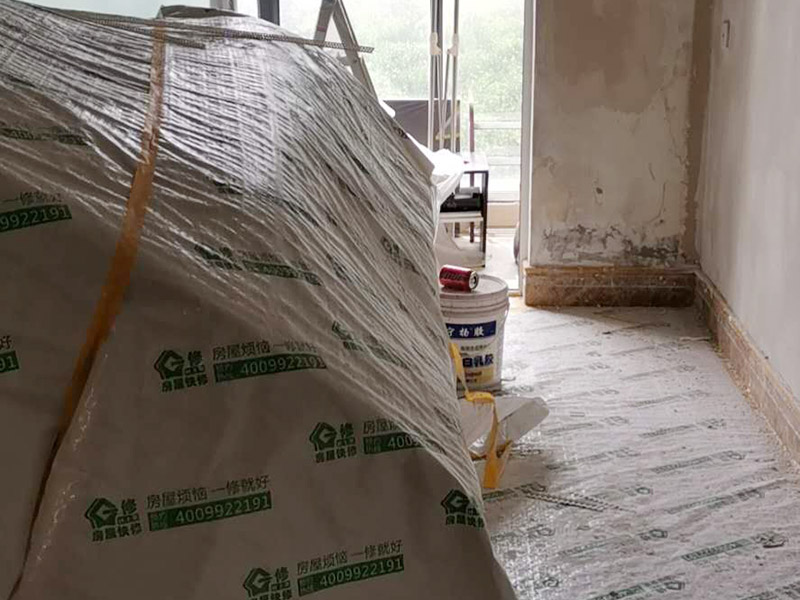 墻面翻新裝修：首先在做翻新的時候一定要把之前的墻面給處理干凈，粉化嚴(yán)重的一定要鏟除干凈。由于之前的墻面有刷過油漆和乳膠漆，所在做完鏟除后一定要做打磨處理，將原來墻體上的結(jié)實的表皮及浮沉全部清理掉，如果說墻體出現(xiàn)小部分的凹陷以及裂縫的話可以用膩子稍微填補一下。 清理干凈的墻面一定要刷一道底漆，墻面底漆的主要作用就是抗堿防潮、封固基材、保護面漆、提高面漆的質(zhì)量以及遮蓋力。尤其是對老房子進行翻新的時候底漆是特別的重要，如果說是直接的上面漆的話墻面就很容易起泡發(fā)霉，時間不久后就會再一次出現(xiàn)脫落現(xiàn)象，不能重蹈覆轍。在修補的過程中要是沒有做到全面，并且上漆過程已經(jīng)做了的話那就會顯得相當(dāng)?shù)穆闊掀峁こ掏瓿珊蟮脑捲賹]有修補到的地方進行修補的話就會很難達到預(yù)想效果。 在上面漆之前要裝油漆按照漆桶的說明配比及涂刷，要準(zhǔn)備足夠的量，保證顏色的相同，不要因為量少缺量后來進行后補，這樣很容易發(fā)生色差的問題。刷面漆時要選擇質(zhì)量好的刷漆滾筒，這樣刷出來的質(zhì)地才會更加的均勻好看。刷完漆之后要注意通風(fēng)問題，因為稀釋劑中的二甲苯成分會與乳膠漆中的成分發(fā)生化學(xué)反應(yīng)導(dǎo)致墻面泛黃。