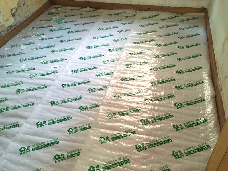 墻面翻新地板保護(hù)：舊墻面在翻新前一定要做墻面基底處理，粉化嚴(yán)重的要全部鏟除，鏟除后抹上一層白水泥，原來墻面過于光滑、刷過油漆的鏟除后還要做打磨處理，把粘結(jié)不牢的表皮去掉，便于新涂料和墻體粘結(jié)。墻面底漆的作用是抗堿防潮、封固基材、保護(hù)面漆，提高面漆的質(zhì)感和遮蓋力，對于老房翻新，墻面一定要做底漆，如果沒有刷底漆就直接上面漆的話，時間一長墻面容易起泡、發(fā)霉，太陽照曬時間長了也容易變色。墻面色差是修補(bǔ)墻面時需要盡量避免的，為此，應(yīng)該注意按照油漆桶的說明配比、涂刷，最好估算好用量，一次準(zhǔn)備足夠的量，這樣能保證墻面顏色一致，也能避免用量不足重新調(diào)配出來的顏色有差異。