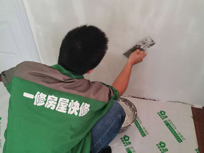 墻面刮膩?zhàn)诱移?第一遍刮石膏粉，好處是干得快，尤其是陰雨潮濕的天氣施工就更顯現(xiàn)其優(yōu)點(diǎn)。石膏硬度好，附著力好干了不容易開裂收縮，填充力好，能堵住墻體上小 眼眼，干了后就不能再出現(xiàn)小眼眼了。而用膩?zhàn)友a(bǔ)干了后收縮又能看見小眼眼，如果補(bǔ)太厚了干得又慢，所以第一遍一定要刮石膏，要用全膠水。 第二遍，刮膩?zhàn)?，這一遍刮的重點(diǎn)就是找平，由于墻體不是那么平整和直順，因而就需要刮膩?zhàn)觼?lái)找平和找直，陽(yáng)角一定要拿3米左右長(zhǎng)的鋁合金靠尺做靠尺校直， 陰角一定需要用校直，這樣就能看見棱是棱角是角，效果就很好了。等干透了就打磨一遍，這個(gè)要求不需要太高，但必須等干了以后才能上第三遍膩?zhàn)印? width=