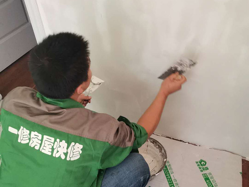 墻面刮膩?zhàn)诱移?第一遍刮石膏粉，好處是干得快，尤其是陰雨潮濕的天氣施工就更顯現(xiàn)其優(yōu)點(diǎn)。石膏硬度好，附著力好干了不容易開裂收縮，填充力好，能堵住墻體上小 眼眼，干了后就不能再出現(xiàn)小眼眼了。而用膩?zhàn)友a(bǔ)干了后收縮又能看見小眼眼，如果補(bǔ)太厚了干得又慢，所以第一遍一定要刮石膏，要用全膠水。 第二遍，刮膩?zhàn)?，這一遍刮的重點(diǎn)就是找平，由于墻體不是那么平整和直順，因而就需要刮膩?zhàn)觼?lái)找平和找直，陽(yáng)角一定要拿3米左右長(zhǎng)的鋁合金靠尺做靠尺校直， 陰角一定需要用校直，這樣就能看見棱是棱角是角，效果就很好了。等干透了就打磨一遍，這個(gè)要求不需要太高，但必須等干了以后才能上第三遍膩?zhàn)印? width=