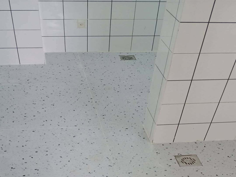 衛(wèi)生間標(biāo)線貼磚：衛(wèi)生間的防水工作流程，都是在地面用水泥砂漿找平一次，等它干透后再做防水。那些詢問做完防水能不能馬上貼瓷磚的業(yè)主，首先要搞清楚，防水不是只做一遍就可以的。一般的防水施工要做2到3遍，而且防水的順序也是有講究的，比如，要先做完墻面防水再貼墻磚，其次才可以做地面防水，再貼地磚。因為地面經(jīng)常會踩來踩去，地面防水如果先做了會很容易踩壞。一般情況下，在2到3遍的防水層全部做好后，會有5到7天的固化期，所以自然的，貼瓷磚肯定是要等到這之后才能做，所以做完防水就立馬貼瓷磚，就大錯特錯了。