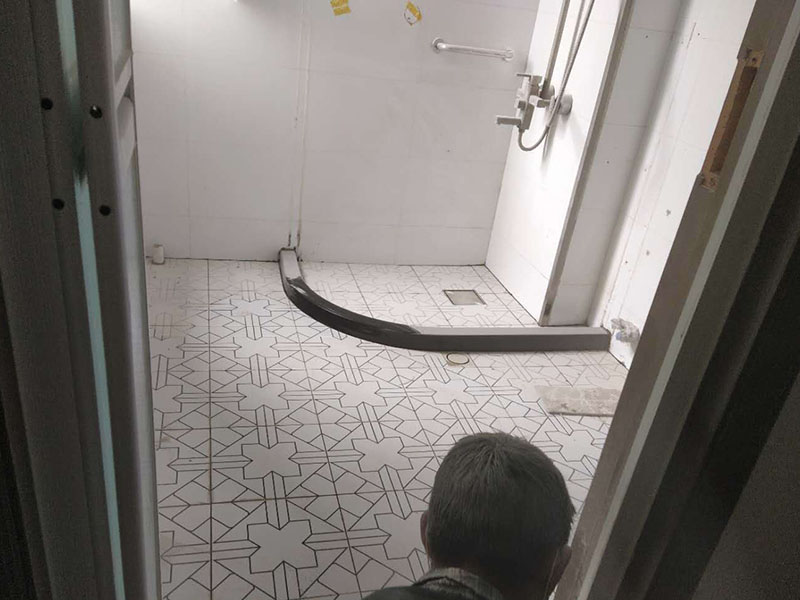 衛(wèi)生間翻新施工：其實衛(wèi)生間翻新最主要的目的，就是要更換水電，尤其是那些隱蔽性極強，一般埋在地下或墻壁內的。在進行翻新的時候，最好一并更換，不管有沒有問題，這樣都能給日后的生活帶來保障。更換完水電之后，就可以進行瓷磚的鋪貼了。不管是地面還是墻面，都是一個比較大的工程。在衛(wèi)生間翻新前先找平地面和墻面，清楚所有雜物。然后先對墻面進行鋪設，墻面一般多是小塊的瓷磚比較好施工。地面就要注意一些了，需要設置輔助線來進行施工，還要注意下水管等地方，這些地方都需要低于地面高度的哦！ 最后就是防水的問題了，防水是衛(wèi)生間翻新過程中，非常需要重視的問題。在施工前最好購買好一些的防水涂料，這樣施工效果更好，而且使用壽命更久，幾年內不會出現(xiàn)問題。值得注意的是，很多人在做防水的時候，都會忽略墻面的防水，其實墻面也需要做好防水哦！有時候會產(chǎn)生水蒸氣附著在墻面，也是會對墻面造成損害的！