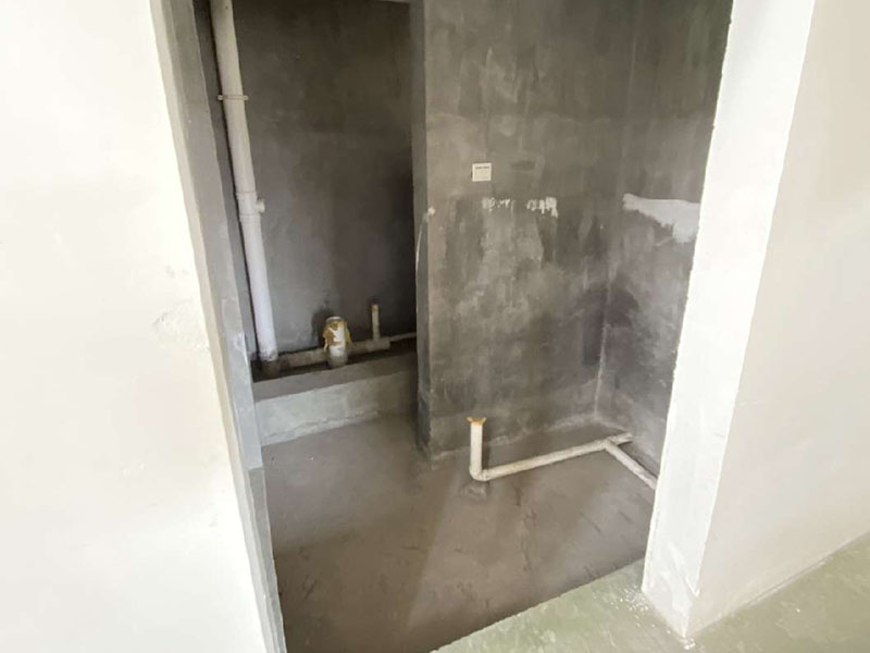 衛(wèi)生間防水處理：1、刷第一遍防水涂料。施工前確保工地干凈、干燥，防水涂料要涂滿，無(wú)遺漏，與基層結(jié)合牢固，無(wú)裂紋，無(wú)氣泡，無(wú)脫落現(xiàn)象。涂刷高度一致，厚度要達(dá)到產(chǎn)品規(guī)定要求。 2、刷第二遍防水涂料。注意、第二遍防水涂料間需要有一定時(shí)間間隔，待遍涂料干透后才能進(jìn)行第二遍，具體時(shí)間視涂料而定。間隔時(shí)間太短，防水的效果會(huì)大打折扣。 3、鋪保護(hù)層。為防止之后的施工破壞防水層，需在防水涂料表面鋪上保護(hù)層。保護(hù)層要完全覆蓋防水層，無(wú)遺漏，與基層結(jié)合牢固，無(wú)裂紋，無(wú)氣泡，無(wú)脫落現(xiàn)象。 4、閉水試驗(yàn)。閉水試驗(yàn)時(shí)，地面點(diǎn)的水線不能低于2厘米，保存至少24小時(shí)，觀察無(wú)滲漏現(xiàn)象后方算合格。如有滲漏，需重做，切莫不能疏忽大意。