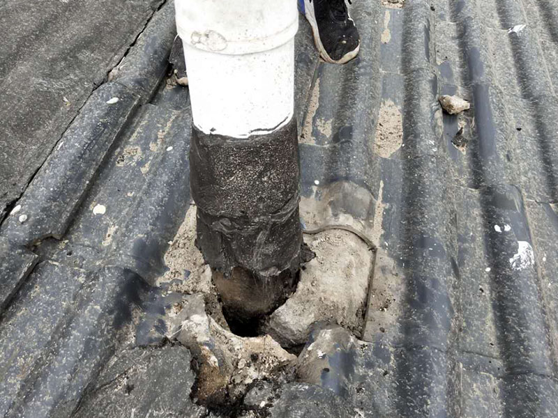 屋頂管道防水維修：1.清洗原地面,待干;2.做防水層。用材不是重要的,市面上的正品材料都是好的,關(guān)鍵是做工,邊邊角角、凹凹凸凸、細縫小孔等一點都不能馬虎。若是液體材料,至少做三遍;3.封水泥沙漿,約5cm厚,保護防水層。