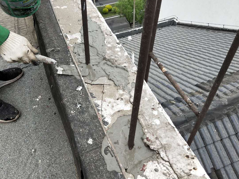 屋頂管道防水維修：1.清洗原地面,待干;2.做防水層。用材不是重要的,市面上的正品材料都是好的,關(guān)鍵是做工,邊邊角角、凹凹凸凸、細縫小孔等一點都不能馬虎。若是液體材料,至少做三遍;3.封水泥沙漿,約5cm厚,保護防水層。