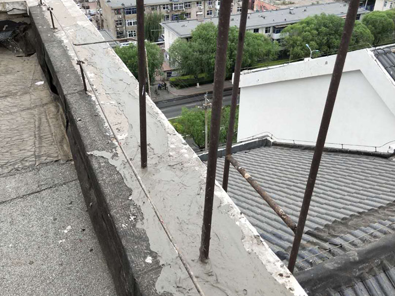 屋頂管道防水維修：1.清洗原地面,待干;2.做防水層。用材不是重要的,市面上的正品材料都是好的,關(guān)鍵是做工,邊邊角角、凹凹凸凸、細縫小孔等一點都不能馬虎。若是液體材料,至少做三遍;3.封水泥沙漿,約5cm厚,保護防水層。