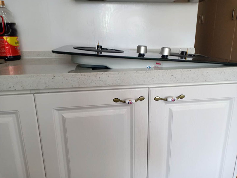 櫥柜臺面切割,灶具安裝：在灶臺上開一個燃氣灶安裝孔 ( 具體尺寸按開孔模紙板 ); 在櫥柜上的正前方留通風口，通風面積按說明書的要求 ; 通風口要確保灶具底部空氣流通，切勿堵塞 ; 如果所購買的是嵌入式燃氣灶且采用電脈圣萊雅沖點火方式時，則在使用前要檢查灶具是否安裝有電池，若未裝電池，則按說明書把電池裝上，電池的正負極不能裝反，如果該灶具采用嵌入式安裝，則安裝步驟如下：灶具底部需有 400mm 以上的自由空間，不可密封，不可放置氣瓶 ; 開孔后，用膠管將灶具和氣源相連，并用管夾夾緊膠管，將灶具放置好，即可使用。