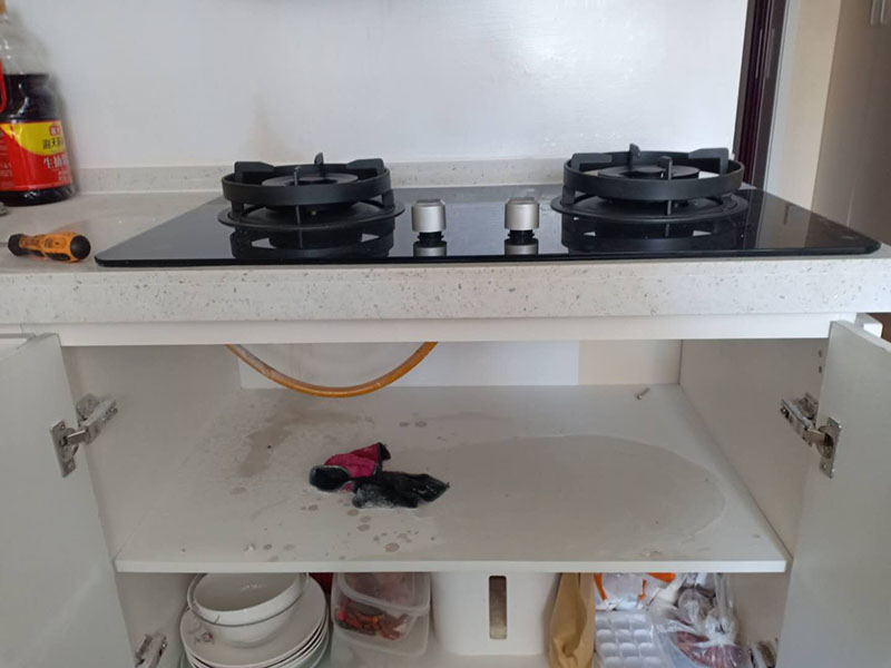 櫥柜臺面切割,灶具安裝：在灶臺上開一個燃氣灶安裝孔 ( 具體尺寸按開孔模紙板 ); 在櫥柜上的正前方留通風口，通風面積按說明書的要求 ; 通風口要確保灶具底部空氣流通，切勿堵塞 ; 如果所購買的是嵌入式燃氣灶且采用電脈圣萊雅沖點火方式時，則在使用前要檢查灶具是否安裝有電池，若未裝電池，則按說明書把電池裝上，電池的正負極不能裝反，如果該灶具采用嵌入式安裝，則安裝步驟如下：灶具底部需有 400mm 以上的自由空間，不可密封，不可放置氣瓶 ; 開孔后，用膠管將灶具和氣源相連，并用管夾夾緊膠管，將灶具放置好，即可使用。