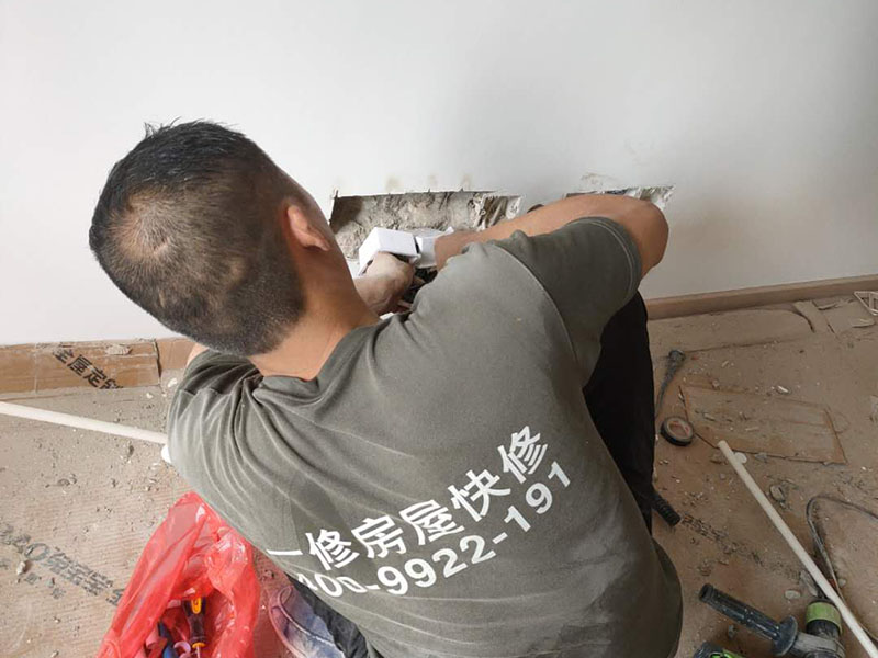 插座面板安裝:1.首先插座的導(dǎo)線安裝上需要注意，電源導(dǎo)線需要使用銅線橫截面，布線時一定要遵循&ldquo;火線進開關(guān)，零線進燈頭&rdquo;的原則，還要在插座上設(shè)漏電保護裝置。 2.先確定好各個插座需要安裝的位置，在日后電器使用來決定。一般明裝距離地面最好不低于1.8米，暗裝距離地面不低于 0.3米，廚房和衛(wèi)生間的插座應(yīng)在1.5米以上，空調(diào)插座至少要在2米以上。 3.臥室床頭多做二插，廚衛(wèi)多做三插。 4.要是日后是用來使用空調(diào)、冰箱、抽油煙機等大功率電器，那么就需要使用獨立插座，超負荷運行，易引起火災(zāi)。三孔插座的地線一定要接，不可以讓之形同虛設(shè)，不然一旦漏電，會導(dǎo)致觸電。多設(shè)幾個回路，防止一個短路全房間用電癱瘓。 5.需要暗裝用插座外盒框畫出框架，然后按照畫出的框架線挖坑，深度與插座厚度相當。