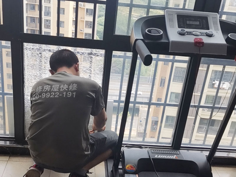 鋼化玻璃更換：鋼化玻璃門若是不符合安裝尺寸，再返工就非常麻煩，因此在開始測量的時候就要做到準確。用玻璃吸盤先把玻璃板西經(jīng)，玻璃就位。將玻璃板上部插入門框里的限位槽，再把玻璃板的下部安放于底托飾面的對口縫內(nèi)。玻璃板固定好厚，在頂部的限位槽與底托的固定處，和玻璃板與框柱的對縫位置等注膠封口。門扇高度確定以后，在玻璃板與進出橫檔內(nèi)的兩側(cè)空隙處，同時通過兩邊插入小木條，輕敲穩(wěn)實，在小木條、門扇玻璃與橫檔之間形成的縫隙里注入玻璃膠，再用以上方法處理殘跡。