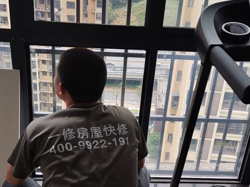 鋼化玻璃更換：鋼化玻璃門若是不符合安裝尺寸，再返工就非常麻煩，因此在開始測量的時候就要做到準確。用玻璃吸盤先把玻璃板西經(jīng)，玻璃就位。將玻璃板上部插入門框里的限位槽，再把玻璃板的下部安放于底托飾面的對口縫內(nèi)。玻璃板固定好厚，在頂部的限位槽與底托的固定處，和玻璃板與框柱的對縫位置等注膠封口。門扇高度確定以后，在玻璃板與進出橫檔內(nèi)的兩側(cè)空隙處，同時通過兩邊插入小木條，輕敲穩(wěn)實，在小木條、門扇玻璃與橫檔之間形成的縫隙里注入玻璃膠，再用以上方法處理殘跡。