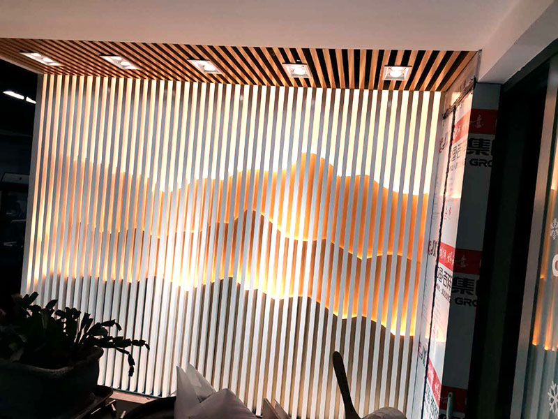 門店背景墻裝修：清掃基層、填補(bǔ)縫隙&rarr;石膏板面接縫處貼接縫帶、補(bǔ)膩?zhàn)?、磨砂?rarr;滿刮膩?zhàn)?、磨?rarr;涂刷防潮劑&rarr;涂刷底膠&rarr;墻面彈線&rarr;壁紙浸水&rarr;壁紙、基層涂刷粘結(jié)劑&rarr;墻紙裁紙、刷膠&rarr;上墻裱貼、拼縫、搭接、對花&rarr;趕壓膠粘劑氣泡&rarr;擦凈膠水&rarr;修整。