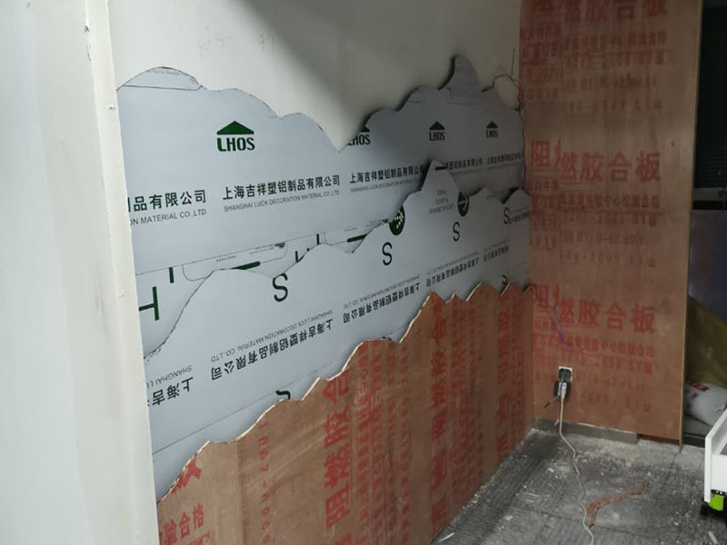 門店背景墻裝修：清掃基層、填補(bǔ)縫隙&rarr;石膏板面接縫處貼接縫帶、補(bǔ)膩?zhàn)?、磨砂?rarr;滿刮膩?zhàn)印⒛テ?rarr;涂刷防潮劑&rarr;涂刷底膠&rarr;墻面彈線&rarr;壁紙浸水&rarr;壁紙、基層涂刷粘結(jié)劑&rarr;墻紙裁紙、刷膠&rarr;上墻裱貼、拼縫、搭接、對花&rarr;趕壓膠粘劑氣泡&rarr;擦凈膠水&rarr;修整。