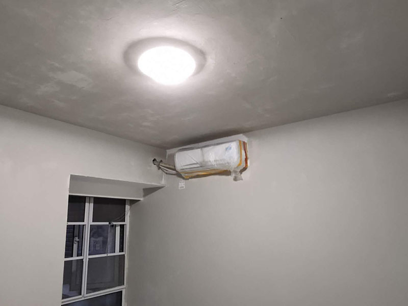 全屋墻面翻新：舊墻的基本處理bai包括清理舊墻面原有的乳膠du漆和膩?zhàn)訉拥溺P除、木zhi裝修、其他表面裝飾物（如壁紙）的拆除，如果只是裝修了一兩年的墻面，墻面的膩?zhàn)涌梢圆挥苗P除，用鋼刷和砂紙打磨墻面后就可以重新涂刷乳膠漆，如果裝修時(shí)間較長的就需要將膩?zhàn)訉隅P除后再進(jìn)行后續(xù)工序。切記舊墻面一定要進(jìn)行處理，不能直接涂刷，粉化嚴(yán)重的墻面要鏟除后，抹上一層白水泥，再進(jìn)行涂刷。 墻面涂刷底漆的作用是抗堿防潮、封固基材、保護(hù)面漆，提高面漆的質(zhì)感和遮蓋力。如果沒有刷底漆就直接上面漆的話，時(shí)間一長墻面就容易起泡、發(fā)霉，經(jīng)陽光長時(shí)間照射也會(huì)發(fā)生墻面變色的情況。