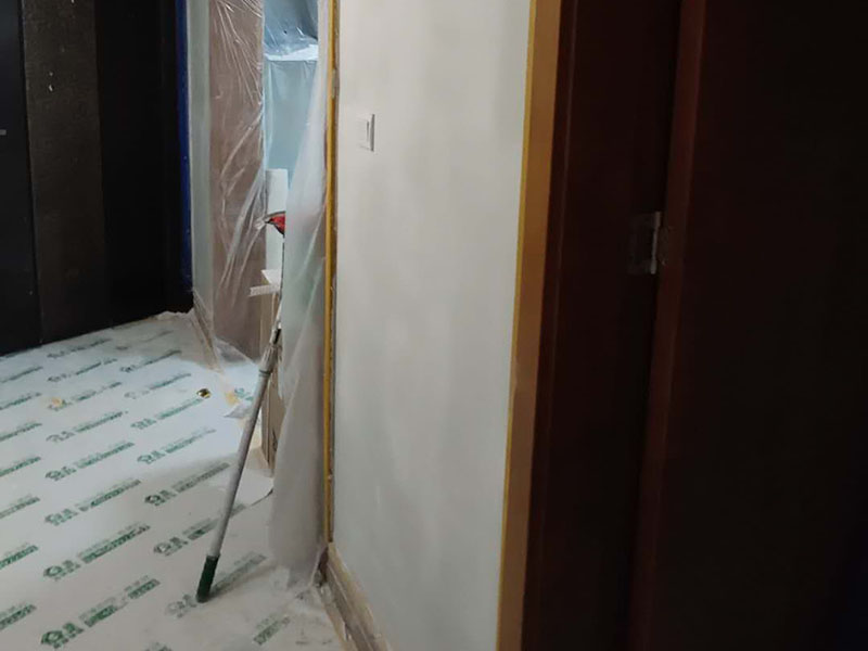 全屋墻面翻新：舊墻的基本處理bai包括清理舊墻面原有的乳膠du漆和膩?zhàn)訉拥溺P除、木zhi裝修、其他表面裝飾物（如壁紙）的拆除，如果只是裝修了一兩年的墻面，墻面的膩?zhàn)涌梢圆挥苗P除，用鋼刷和砂紙打磨墻面后就可以重新涂刷乳膠漆，如果裝修時(shí)間較長的就需要將膩?zhàn)訉隅P除后再進(jìn)行后續(xù)工序。切記舊墻面一定要進(jìn)行處理，不能直接涂刷，粉化嚴(yán)重的墻面要鏟除后，抹上一層白水泥，再進(jìn)行涂刷。 墻面涂刷底漆的作用是抗堿防潮、封固基材、保護(hù)面漆，提高面漆的質(zhì)感和遮蓋力。如果沒有刷底漆就直接上面漆的話，時(shí)間一長墻面就容易起泡、發(fā)霉，經(jīng)陽光長時(shí)間照射也會(huì)發(fā)生墻面變色的情況。