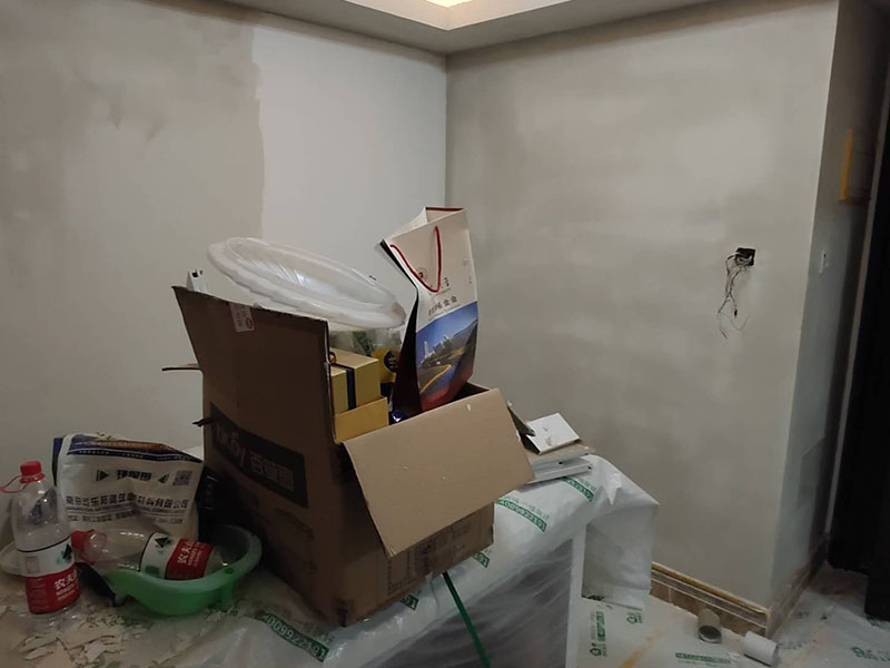 全屋墻面翻新：舊墻的基本處理bai包括清理舊墻面原有的乳膠du漆和膩?zhàn)訉拥溺P除、木zhi裝修、其他表面裝飾物（如壁紙）的拆除，如果只是裝修了一兩年的墻面，墻面的膩?zhàn)涌梢圆挥苗P除，用鋼刷和砂紙打磨墻面后就可以重新涂刷乳膠漆，如果裝修時(shí)間較長的就需要將膩?zhàn)訉隅P除后再進(jìn)行后續(xù)工序。切記舊墻面一定要進(jìn)行處理，不能直接涂刷，粉化嚴(yán)重的墻面要鏟除后，抹上一層白水泥，再進(jìn)行涂刷。 墻面涂刷底漆的作用是抗堿防潮、封固基材、保護(hù)面漆，提高面漆的質(zhì)感和遮蓋力。如果沒有刷底漆就直接上面漆的話，時(shí)間一長墻面就容易起泡、發(fā)霉，經(jīng)陽光長時(shí)間照射也會(huì)發(fā)生墻面變色的情況。