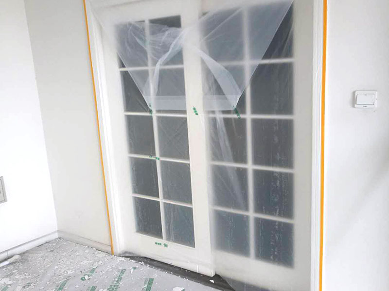 家具地板保護：在進行家居裝修的過程中，首先完成的就是地面的鋪設。因此，我們在進行其余施工時一定要注意對剛鋪好的地板進行保護。而在裝修時灰塵是一定避免不了的，為了防止嶄新的地板被沾染灰塵以及施工團隊人員等的腳印，最好先在地板上鋪一層防塵布等作為保護膜。除此之外，還是要在一天裝修結束后的時間里對防塵布等進行灰塵的清除和家居保養(yǎng)工作，特別是灰塵堆積過厚的地方，以免將來裝修結束后因為灰塵過多清理時意外污染地板。