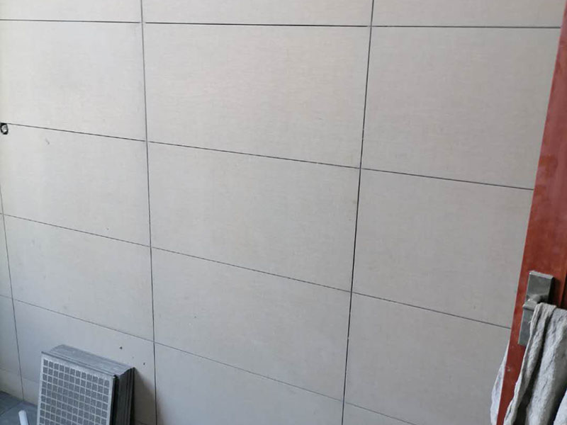 衛(wèi)生間貼磚維修：先選材料，衛(wèi)生間瓷磚我們可以選用小瓷磚，像小方塊這種類型的，這樣自己貼的時(shí)候會(huì)很方便。將水泥與少量建筑膠混合拌勻，做成粘貼劑。把粘貼劑用鏟刀鏟到地面刮平后將瓷磚鋪上，再用鏟刀壓實(shí)，這樣自上而下或自左而右的一排排粘貼即可。全部鋪完后，用白水泥漿美縫，把瓷磚間的間隙填實(shí)，這樣就完成了。