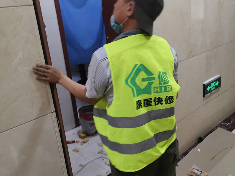 門框安裝維修：1.套裝門的門框和門扇的關(guān)系也許消費者一致認為只要套裝門門扇好就可以了，但是卻疏忽了套裝門的門框質(zhì)量，所以安裝入室門框必須注意門框和門扇的質(zhì)量。 2.門框一定要吃釘，它的握釘力強，這樣門扇不易脫落。 3.門框的防水性很關(guān)鍵，尤其是衛(wèi)生間的門，實木套裝門框一旦受潮，它的表面就會發(fā)黑，膨脹，掉皮，開裂，有時還會造成炸劈現(xiàn)象。