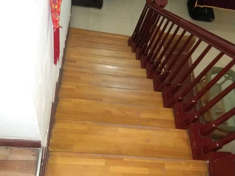 地板打磨翻新：大型地板創(chuàng)新機械經(jīng)屢次打磨除掉地板漆層、表層、木質(zhì)層約0.1毫米，再經(jīng)仔細砂光使地板外表細膩、潤滑到達全新狀況。地板邊角運用小型角磨機進行打磨才干到達全體滑潤作用。 將地板原有的邊縫中的通明膩子除掉，從頭封縫。待底漆干后，刷第一遍面漆，待干。用水砂紙將地板面層磨至略感粗糙，除掉粉屑，刷第二層面漆即可。 打磨完后，必定要刮膩子，可堅持地板的本性并地板外表不被刮花。